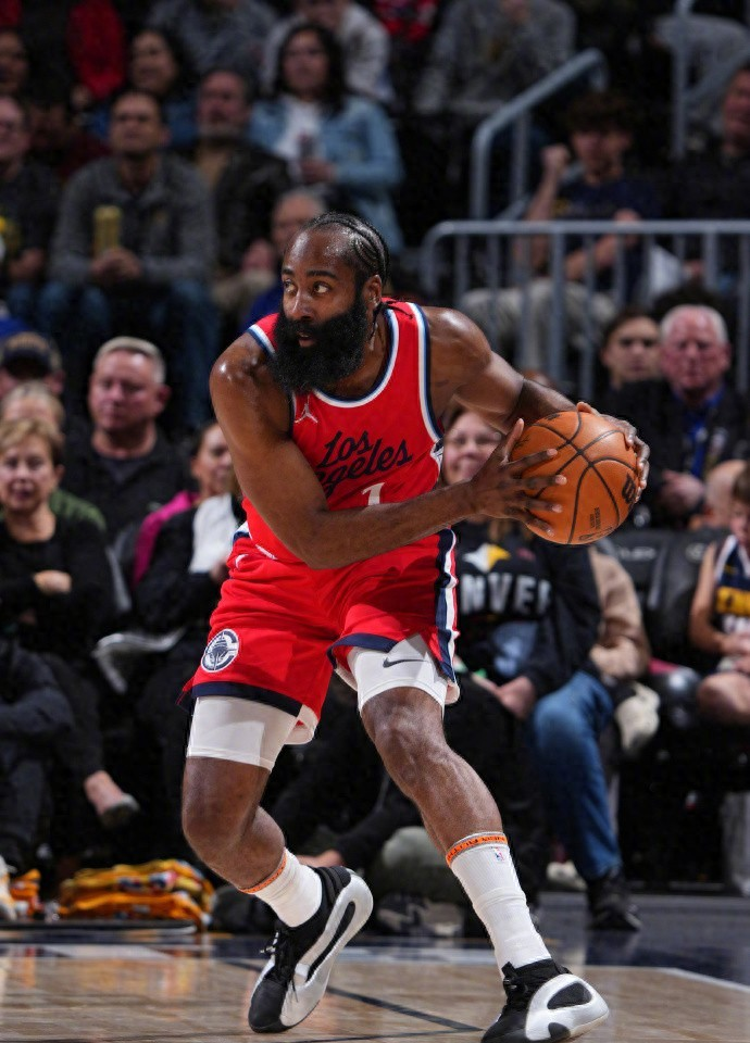 里程碑夜洛杉矶湖人止住颓势；CBA季后赛国际比赛日刷纪录；赛场秩序良好；球队文化再被提及的简单介绍