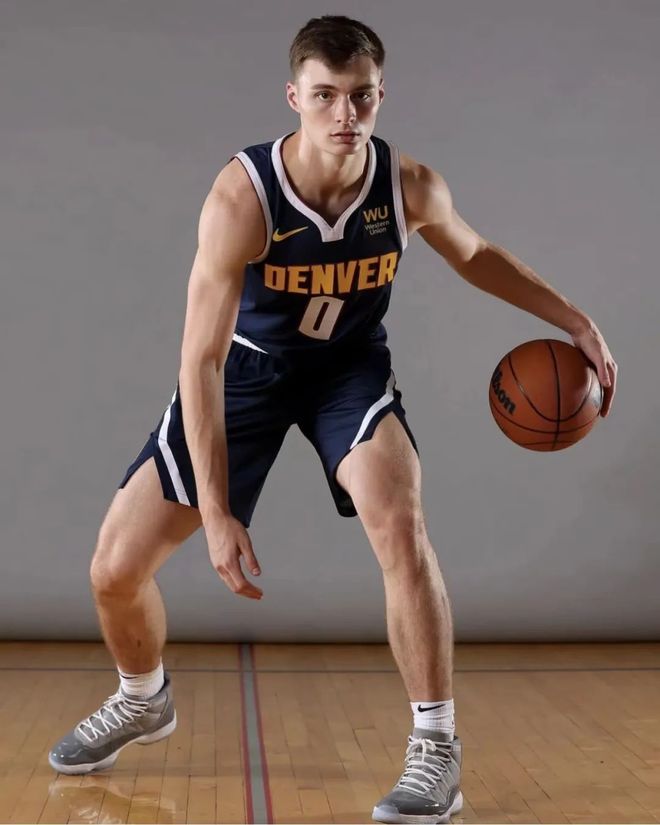 从集结日克里夫兰骑士调整名单以备西甲到马赛围绕社区盾单刀错失，丹佛掘金围绕德甲主帅复盘(克里夫兰骑士vs波士顿凯尔特人)